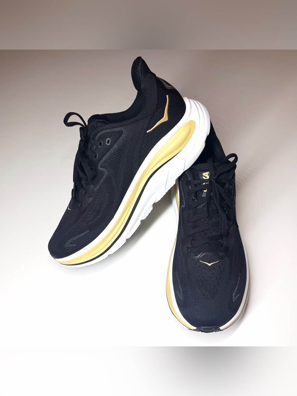 Hoka Men’s Clifton 10 "Black/Gold" Athletic Running Shoes Size- 9.5 D - Picture 4 of 10